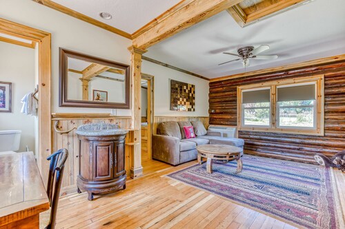 Dog-friendly cabin near White Salmon River with mtn views, WiFi, courtyard, AC