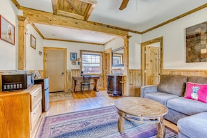 TV, DVD player, offices - Dog-friendly cabin near White Salmon River with mtn views, WiFi, courtyard, AC (White Salmon)