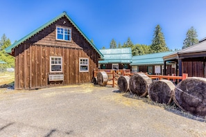 Exterior - Dog-friendly cabin near White Salmon River with mtn views, WiFi, courtyard, AC (White Salmon)