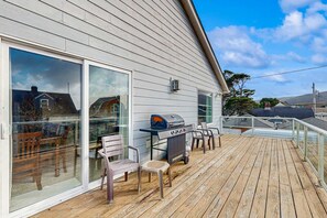 Outdoor dining - Walk to everything Ocean views, fireplace, & spacious deck (Seaside)