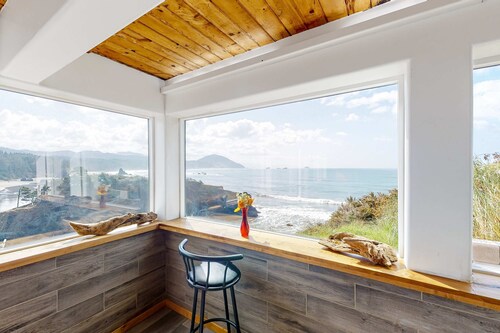 Stunning studio with panoramic ocean views, updated interior, & cozy kitchen