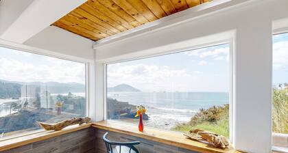 Stunning studio with panoramic ocean views, updated interior, & cozy kitchen