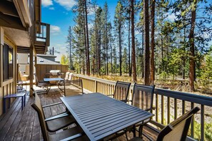 Outdoor dining - Renovated Lodge with Private Hot Tub, SHARC Passes, and Shared Pool - Dogs OK (Sunriver)