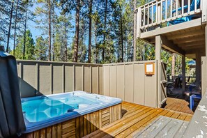 Outdoor spa tub - Renovated Lodge with Private Hot Tub, SHARC Passes, and Shared Pool - Dogs OK (Sunriver)