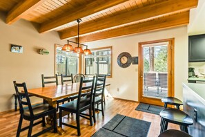 Dining - Renovated Lodge with Private Hot Tub, SHARC Passes, and Shared Pool - Dogs OK (Sunriver)