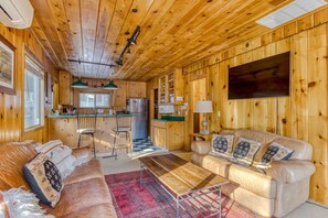 TV, DVD player, stereo, offices - Cozy pine interior home in the heart of Government Camp (Government Camp)