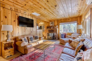 TV, DVD player, stereo, offices - Cozy pine interior home in the heart of Government Camp (Government Camp)
