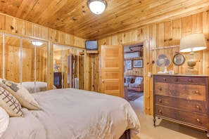 2 bedrooms, iron/ironing board, travel cot, WiFi - Cozy pine interior home in the heart of Government Camp (Government Camp)