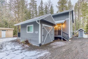 Exterior - Inviting studio with kitchenette & scenic forest setting (Welches)