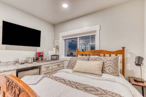 Room - Inviting studio with kitchenette & scenic forest setting (Welches)