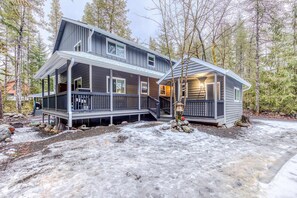 Exterior - Inviting studio with kitchenette & scenic forest setting (Welches)