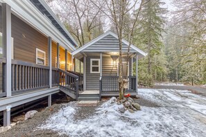 Exterior - Inviting studio with kitchenette & scenic forest setting (Welches)
