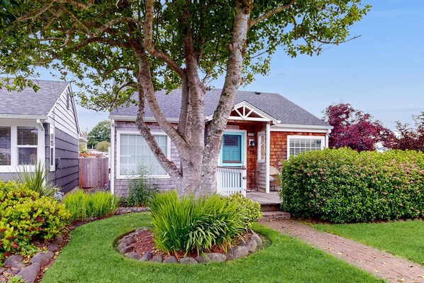 A residential house with a well-maintained lawn, a tree, and a brick pathway. - Updated house with patio, great location near beach, dog-friendly (Seaside)