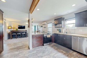 Fridge, microwave, oven, stovetop - Acreage with sauna, hot tub, firepit, separate studio - beach nearby & dogs OK (Long Beach)