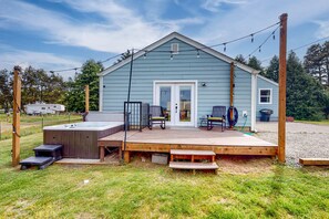 Terrace/patio - Acreage with sauna, hot tub, firepit, separate studio - beach nearby & dogs OK (Long Beach)