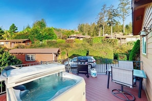 Outdoor spa tub - Private cabin close to trails with hot tub, grill, and dazzling ocean views (Brookings)