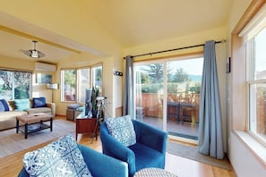 TV, DVD player - Private cabin close to trails with hot tub, grill, and dazzling ocean views (Brookings)