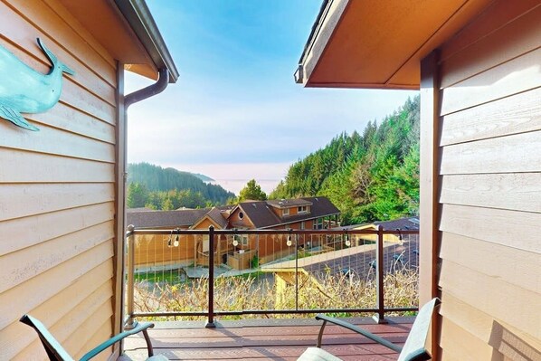 Property grounds - Private cabin close to trails with hot tub, grill, and dazzling ocean views (Brookings)