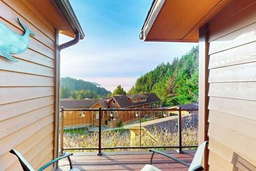 Private cabin close to trails with hot tub, grill, and dazzling ocean views