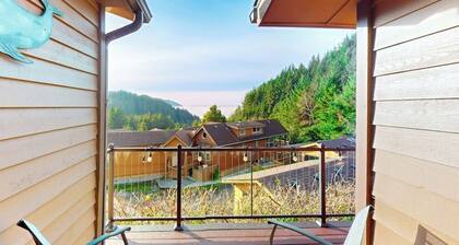 Private cabin close to trails with hot tub, grill, and dazzling ocean views