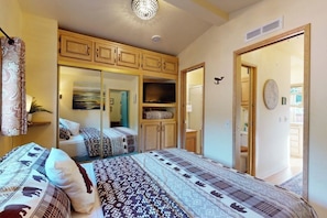 1 bedroom, iron/ironing board, WiFi, bed sheets - Private cabin close to trails with hot tub, grill, and dazzling ocean views (Brookings)