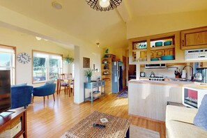 TV, DVD player - Private cabin close to trails with hot tub, grill, and dazzling ocean views (Brookings)