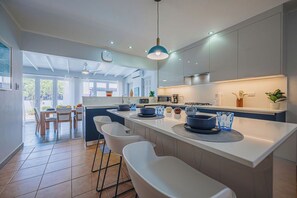Private kitchen - Modern villa in Safir (Noord) with private pool and outdoor kitchen. Minutes from Eagle & Palm Beach. Perfect for relaxing, dining outside, and enjoying Aruba’s best beaches in comfort and style. (Noord)