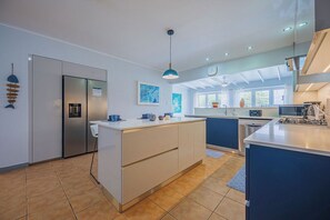 Private kitchen - Modern villa in Safir (Noord) with private pool and outdoor kitchen. Minutes from Eagle & Palm Beach. Perfect for relaxing, dining outside, and enjoying Aruba’s best beaches in comfort and style. (Noord)