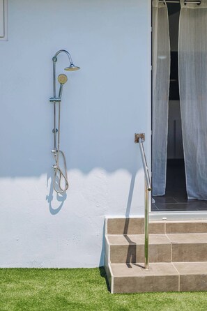 Exterior - Modern villa in Safir (Noord) with private pool and outdoor kitchen. Minutes from Eagle & Palm Beach. Perfect for relaxing, dining outside, and enjoying Aruba’s best beaches in comfort and style. (Noord)