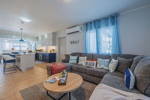 Living area - Modern villa in Safir (Noord) with private pool and outdoor kitchen. Minutes from Eagle & Palm Beach. Perfect for relaxing, dining outside, and enjoying Aruba’s best beaches in comfort and style. (Noord)