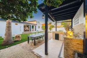 Outdoor dining - Modern villa in Safir (Noord) with private pool and outdoor kitchen. Minutes from Eagle & Palm Beach. Perfect for relaxing, dining outside, and enjoying Aruba’s best beaches in comfort and style. (Noord)