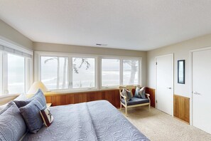 4 bedrooms, desk, iron/ironing board, WiFi
