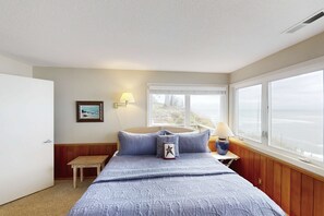4 bedrooms, desk, iron/ironing board, WiFi