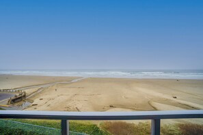Beach nearby - Oceanfront Nye Beach condo with views of ocean and lighthouse - great location (Newport)