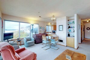 TV, offices - Oceanfront Nye Beach condo with views of ocean and lighthouse - great location (Newport)