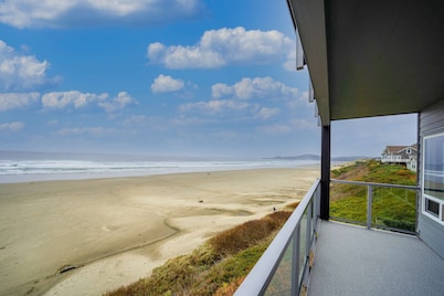 Oceanfront Nye Beach condo with views of ocean and lighthouse - great location