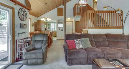 Private hot tub & 8 sharc passes at this convenient & spacious home
