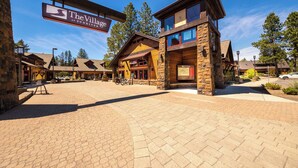 Un edificio con un letrero que dice 'The Village at Sunriver'.