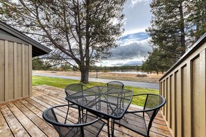 Outdoor dining - Condo on bike path with beautiful lake view, pool, tennis & SHARC passes (Sunriver)