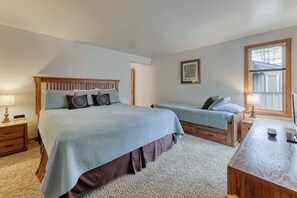 3 bedrooms, iron/ironing board, WiFi, bed sheets - Condo on bike path with beautiful lake view, pool, tennis & SHARC passes (Sunriver)