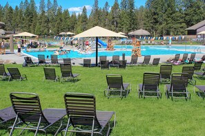Pool - Condo on bike path with beautiful lake view, pool, tennis & SHARC passes (Sunriver)