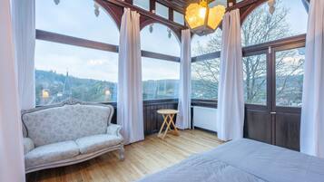 10 bedrooms, individually furnished, bed sheets