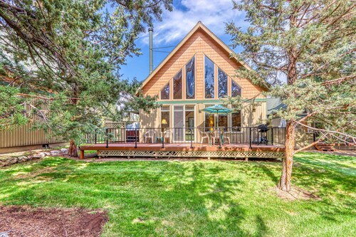 Lovely home with fireplace, deck, grill, shared pool, tennis, and hot tubs