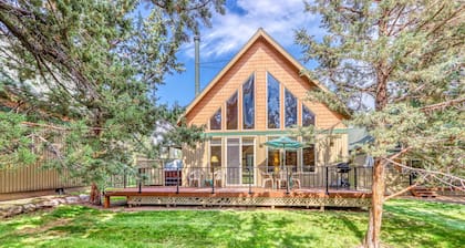 Lovely home with fireplace, deck, grill, shared pool, tennis, and hot tubs