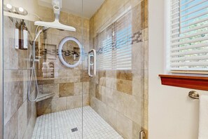 Shower, hair dryer, towels, shampoo - Dreamy getaway near river with hot tub, lush property, fire pit, grill & WiFi (Sunriver)