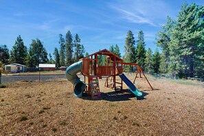 Children’s area - Dreamy getaway near river with hot tub, lush property, fire pit, grill & WiFi (Sunriver)