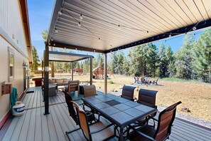 Outdoor dining - Dreamy getaway near river with hot tub, lush property, fire pit, grill & WiFi (Sunriver)