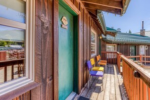 Property grounds - Mountain & valley-view dog-friendly cabin with courtyard, partial AC, and WiFi (White Salmon)