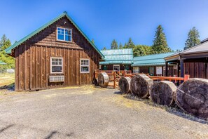 Exterior - Mountain & valley-view dog-friendly cabin with courtyard, partial AC, and WiFi (White Salmon)