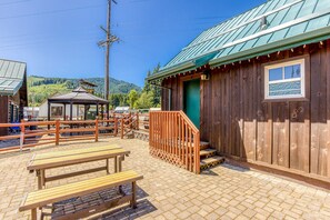Outdoor dining - Mountain & valley-view dog-friendly cabin with courtyard, partial AC, and WiFi (White Salmon)